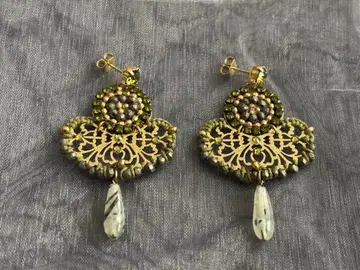 엘레강트한 골드 컬러 비즈 귀걸이