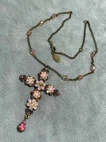 미하엘 네그린 크로스형 핑크 스톤 목걸이