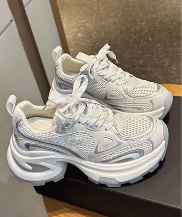 화이트 통굽 스니커즈