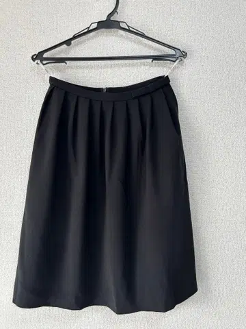 블랙 플레어 스커트 무릎 기장