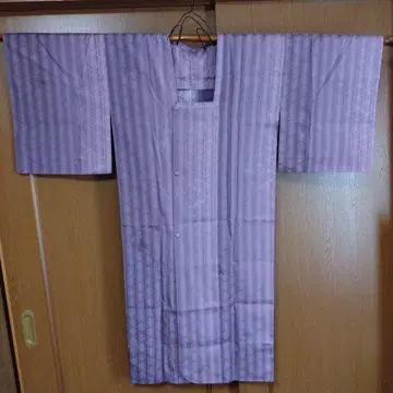 기하학 패턴의 연보라색 겉옷