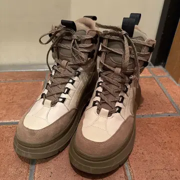 Zara 하이컷 트레킹 부츠 베이지/브라운