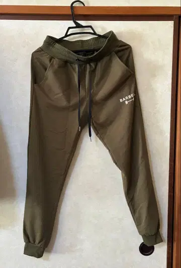 올리브 조거 팬츠 로고