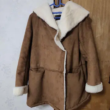 카스타네 브라운 인조 모피 후드 부착 무스탕 코트