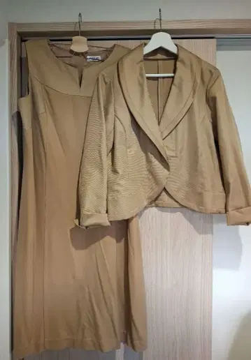 히로코비스 베이지 슬리브리스 원피스와 자켓 셋업 스커트