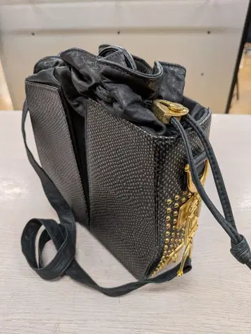 스터드 장식 블랙 숄더백