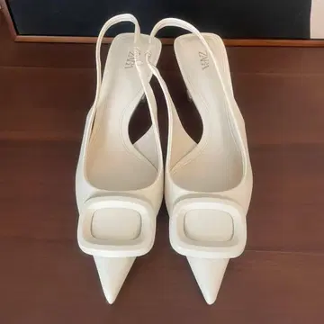ZARA 포인트 35 백 스트랩 펌프스