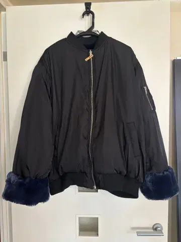 PUNYUS 퍼 달린 블랙 점퍼 리버서블