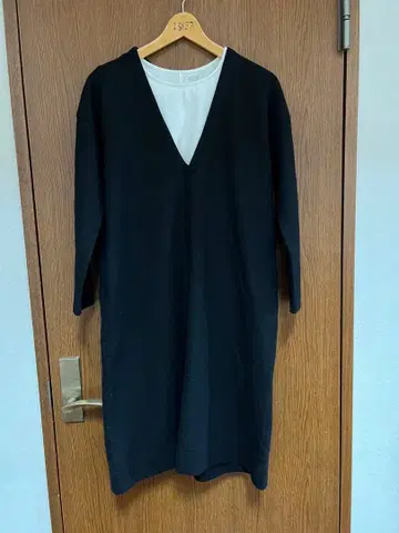 울 100% 아트 워크 블루 V넥 원피스 블랙 클리닝 완료