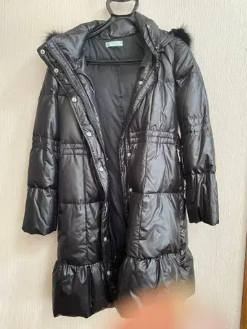 후드 부착 블랙 다운 자켓