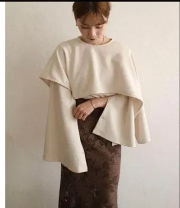 아카 오버 플레어 스웨트 아이보리