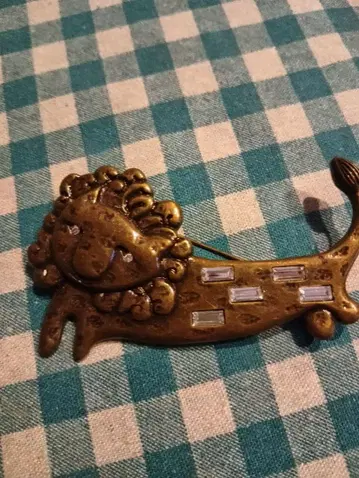 츠모리 치사토 브로치 라이온