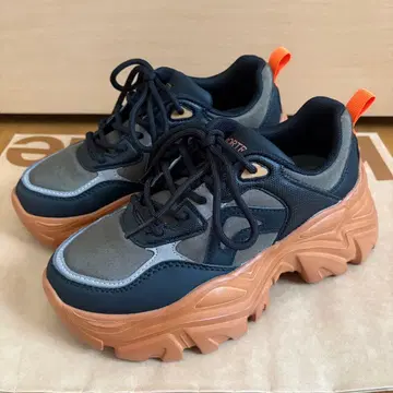 볼륨 밑창 절개 스니커즈 통굽 스니커즈