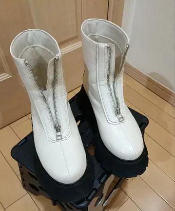 JEANASIS 화이트 지퍼 부츠