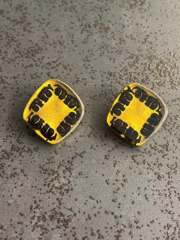 블랙과 금색 스퀘어형 귀찌