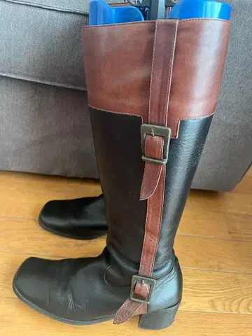 가죽 롱 부츠 블랙과 브라운 버클 포함