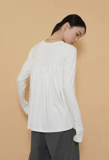 CYAN TOKYO 백 개더 웜 상의