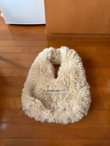 ZARA 퍼 토트백 크림색