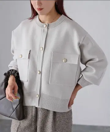 스폰디쉬 골드 버튼 숏 가디건 그레이쉬 베이지 Riberry