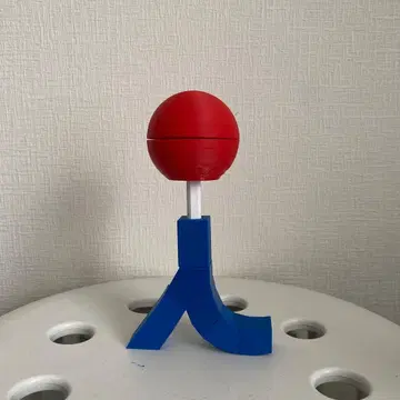 빨간색 공과 파란색 스탠드의 캐릭터 굿즈