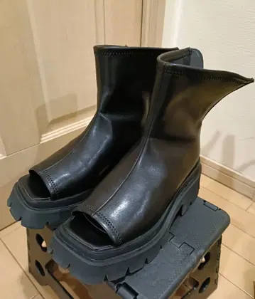 오픈토 블랙 통굽 부츠