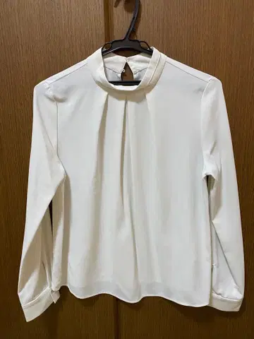 내추럴 뷰티 베이직 하이넥 턱 블라우스