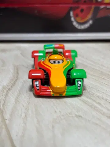 카즈 토미카 립 클러치 곤 스키