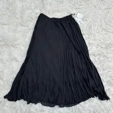 택 포함 새상품 LOWRYS FARM 새틴 와셔 플리츠 스커트 블랙