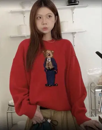 곰 빨간색 니트 스웨터