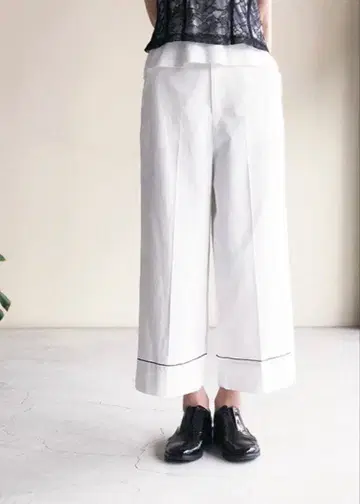 [ 미사용 새상품 ] FRAY I.D 파이핑 와이드 팬츠 화이트