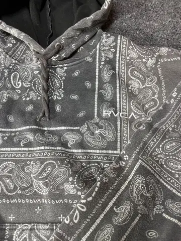 RVCA 반다나 패턴 후드티