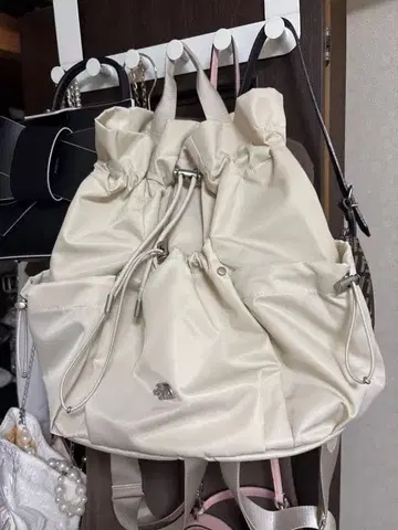 화이트 합성 피혁 백팩형 백