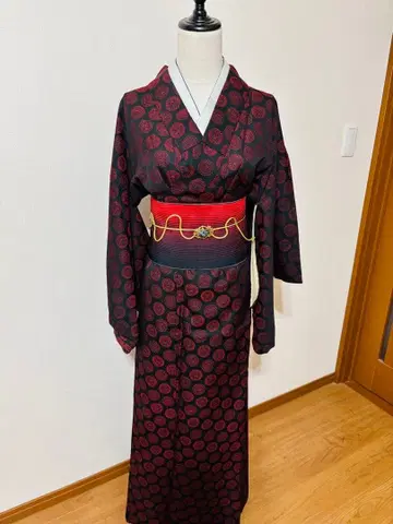 코몬 기모노 검은색과 빨간색의 원형 무늬