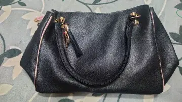 태슬 포함 블랙 숄더백