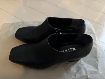 DIANA 블랙 가죽 부티