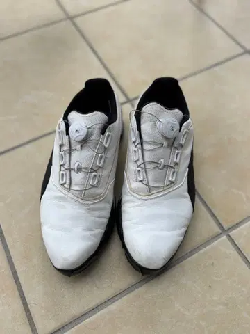 Puma 화이트 스파이크 슈즈