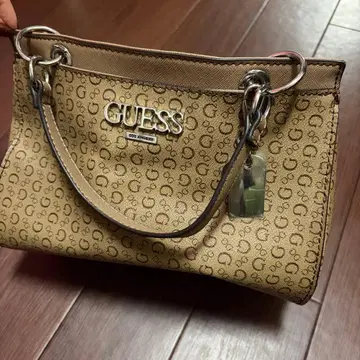 GUESS 베이지 핸드백 중형