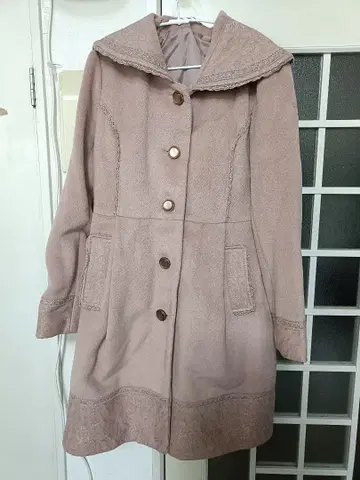 연한 핑크색 롱 코트