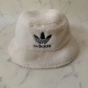 새상품급 아디다스 버킷햇