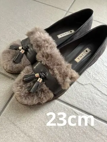 D.IANA 퍼 펌프스