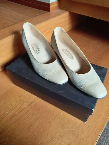 베이지 스웨이드풍 펌프스 낮은 힐