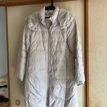 후드 부착 화이트 롱 코트