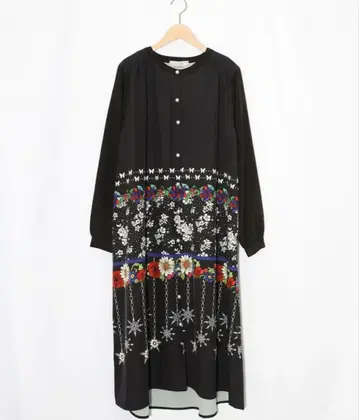 이즈스칼라 553293: 겨울 오너먼트 x 꽃무늬 프론트 오픈 원피스