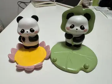 팬더 피규어 꽃과 잎사귀 받침대 포함