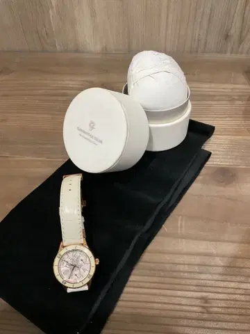 화이트 가죽 크로노그래프 시계