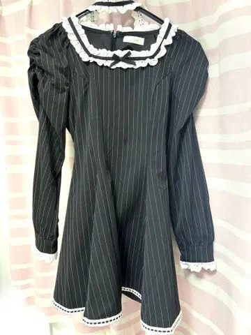 pium 초커 달린 코튼 프릴 긴팔 원피스