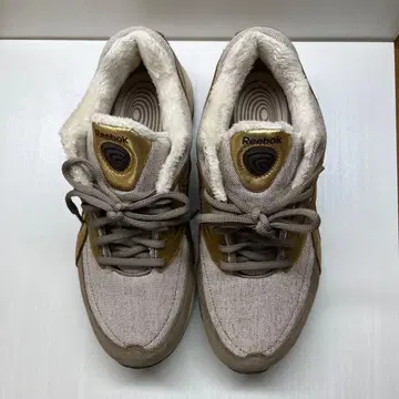 Reebok 퍼 달린 베이지 스니커즈