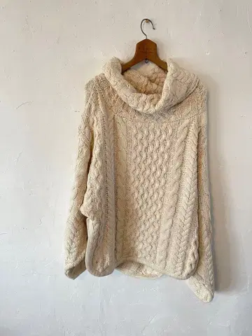 아이보리 케이블 니트 하이넥 긴팔