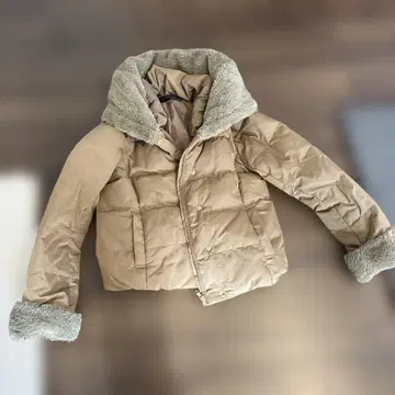 베이지 후드 부착 다운 자켓