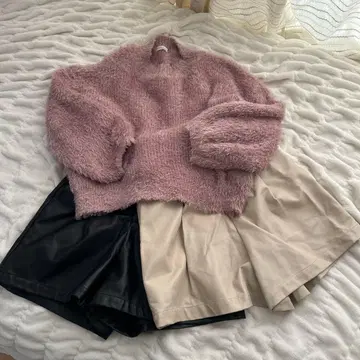 핑크 퍼 스웨터와 숏팬츠 세트